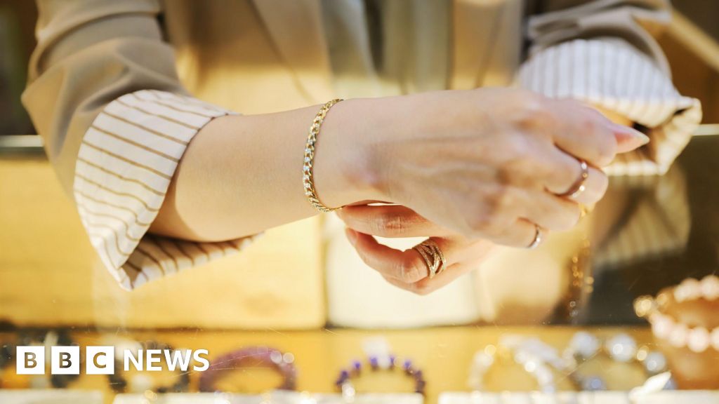 Demand for online jewellery boosts December retail sales
