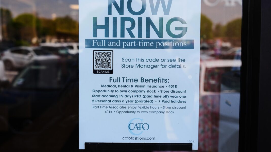 US jobless aid filings fall to 202,000 as layoffs remain low despite uncertainty